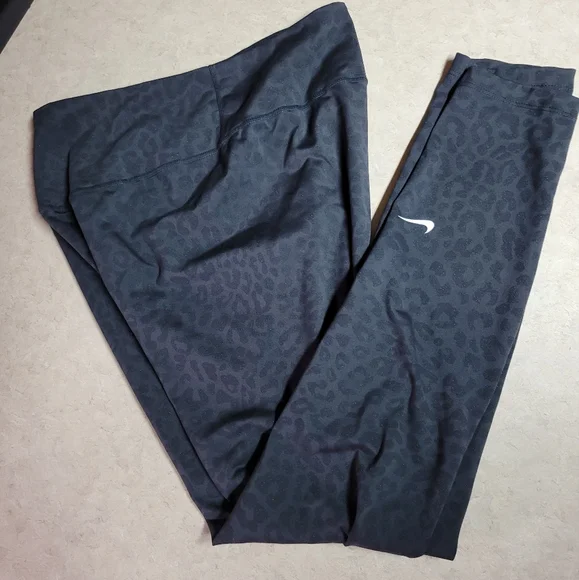 Gently Used size med mid rise Nike Dry-fit one Leopard Print - Picture 9 of 10
